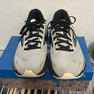 Brooks women’s sneakers size 9. Used. Adrenaline gts 22
